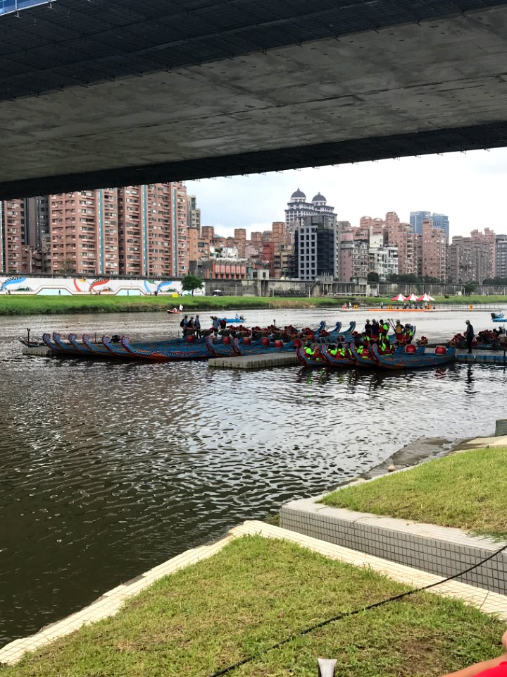 Dragon Boats shipped at Pier under Dazhi Bridge 20170530ipa