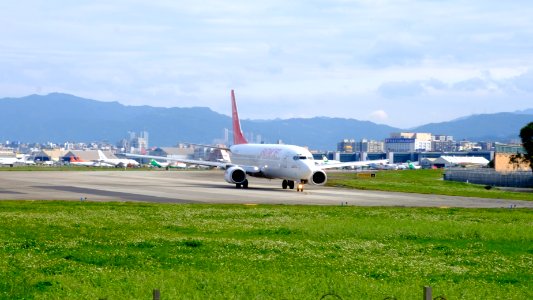Easter Jet Boeing 737-883 HL8292 Departing from Taipei Songshan Airport 20160126a