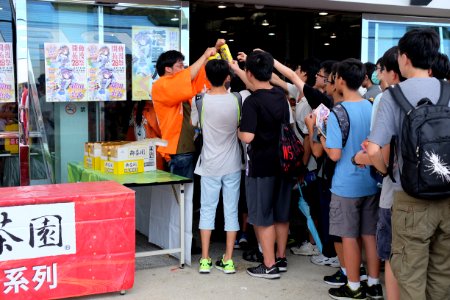 Staff Sharing Bottled Tea to Visitors in FF28 20160827