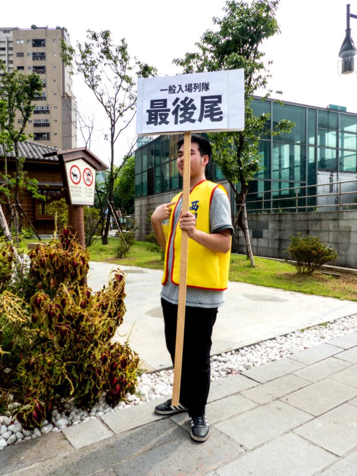 Staff Sign Visitors Line Last Stand 20140705