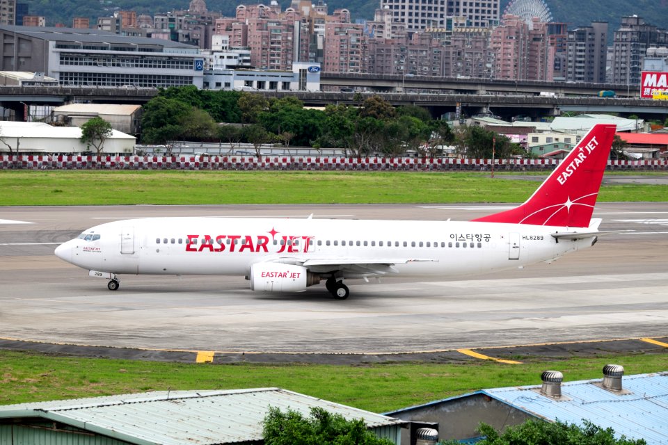 Easter Jet Boeing 737-883 HL8289 Departing from Taipei Songshan Airport 20150321c