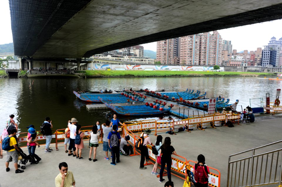 Dragon Boats shipped at Pier under Dazhi Bridge 20170530na