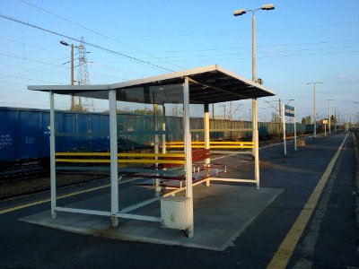 Tomaszów Mazowiecki w województwie łódzkim, PL, EU. Peron tomaszowskiej stacji kolejowej. CC0