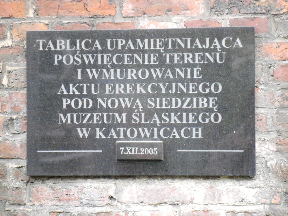 Tablica upamietniajaca poswiecenie terenu i wmurowanie aktu erekcyjnego pod nowa siedzibe muzeum slaskiego w Katowiach