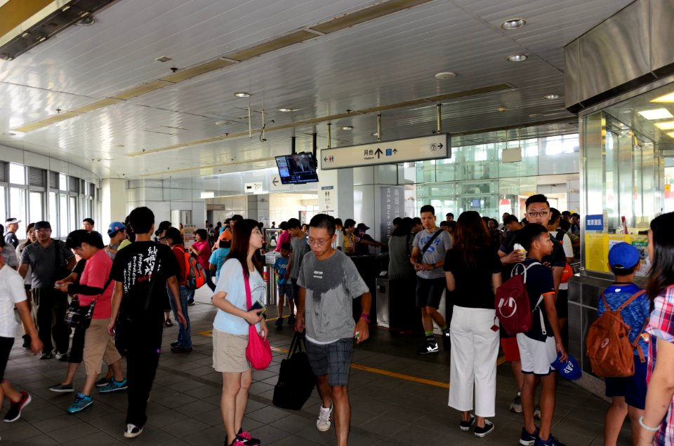 Visitors Leaving MRT Gangshan South Station 20170812a