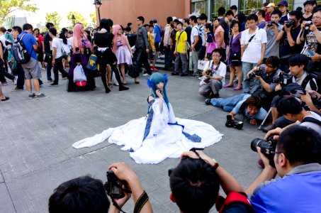 Visitors Photographing Cosplayer of Blue Long Kui (Jiang Princess) in FF24 20140727b photo