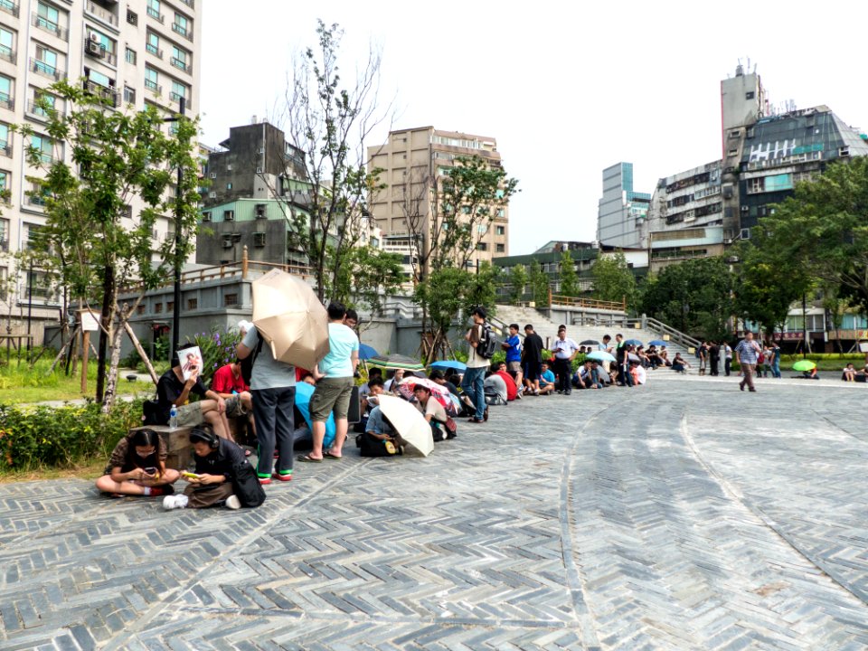 Visitors Line around Temple Plaza 20140705b