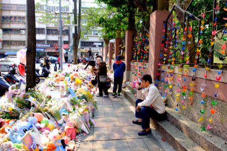 Visitors Praying at Sidewalk of Lane 9, Section 1, Huanshan Road, Neihu District, Taipei 20160330a