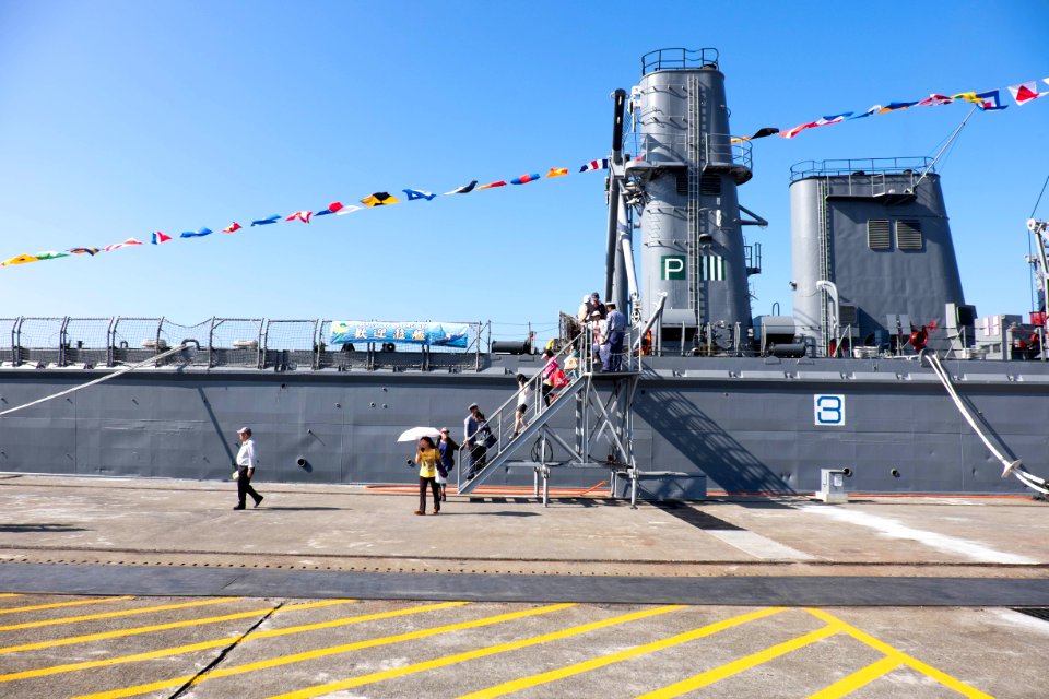 Visitors Leaving ROCN Chong Ping (LST-233) by Rear Gangway 20141123
