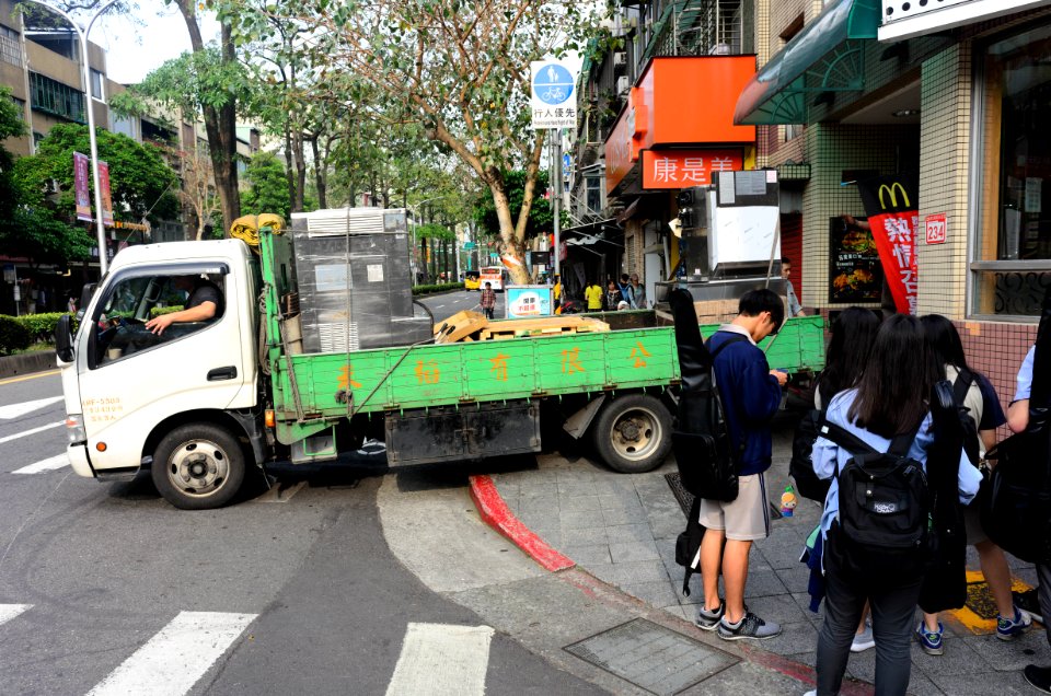 Truck unloading Ice Cream Machine in McDonald's 2nd Minsheng Taipei Restaurant 20170407