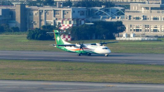 UNI Air ATR 72-600 B-17006 Landing Down Taipei Songshan Airport 20140105