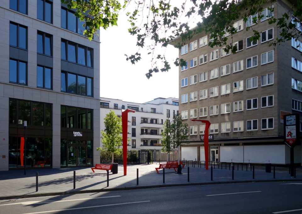 Weitere Kranich-Leuchten auf der Immermannstraße. Japanviertel, Düsseldorf, Juli 2021 (1)