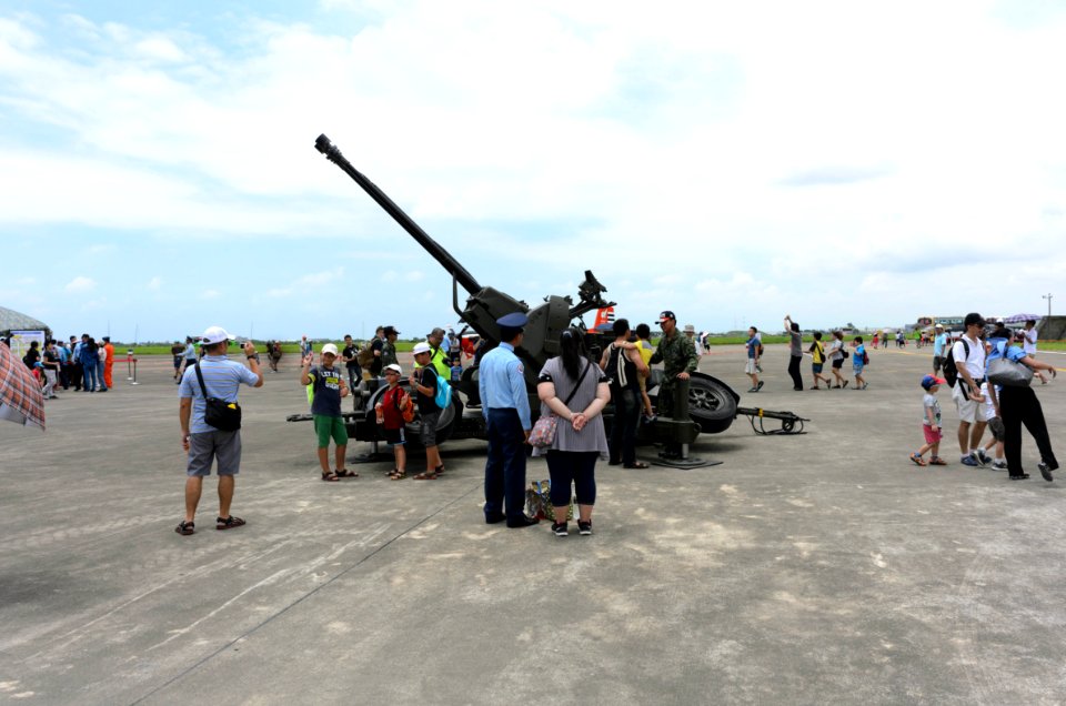 Visitors with Oerlikon GDF-006 35mm Twin Cannon at Gangshan AFB Apron 20170812a