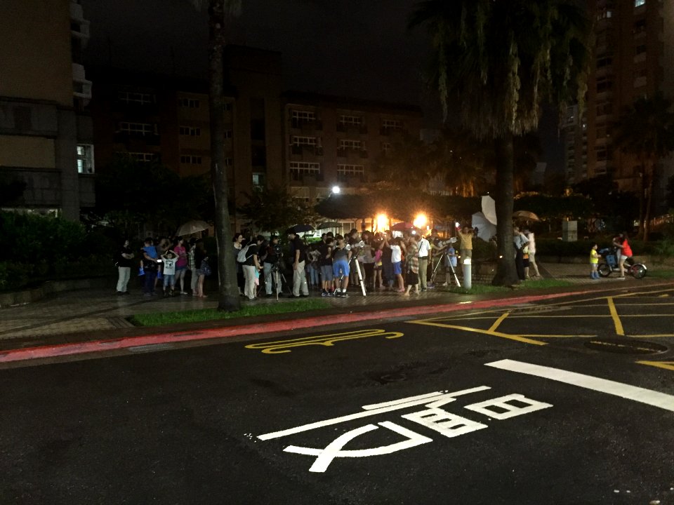Moon Observing People Use Telescopes at Alley 7, Lane 330, Yanshou Street 20160910