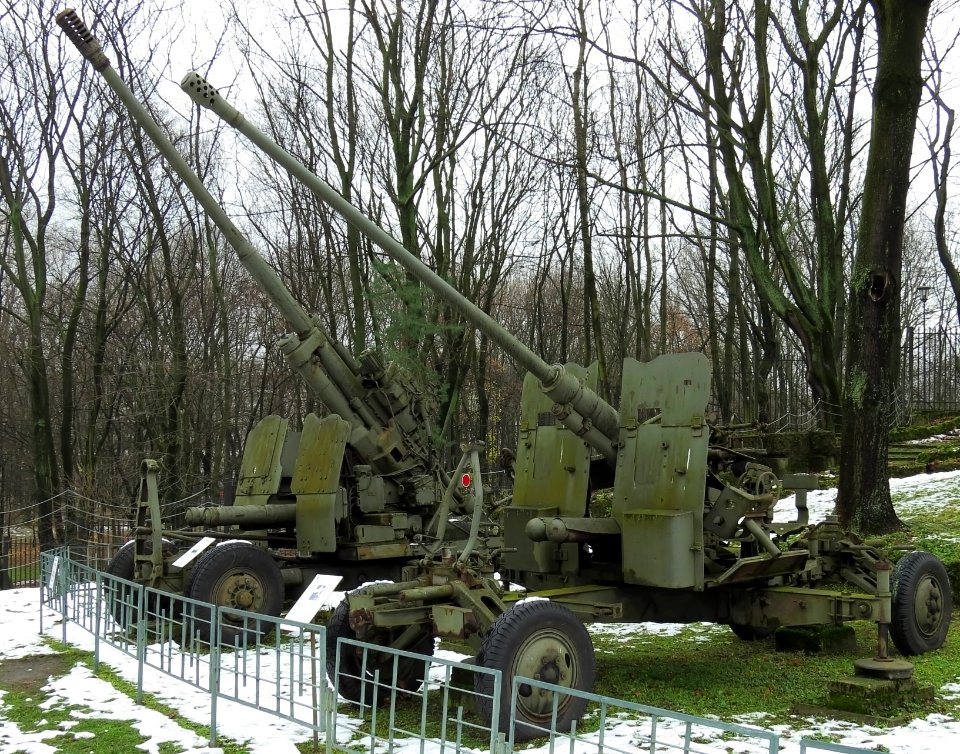 Muzeum Wojska Polskiego 01 S-60 i S-19 armaty przeciwlotnicze