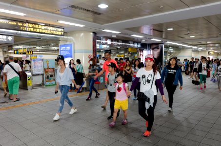 People in MRT Ximen Station 20160610