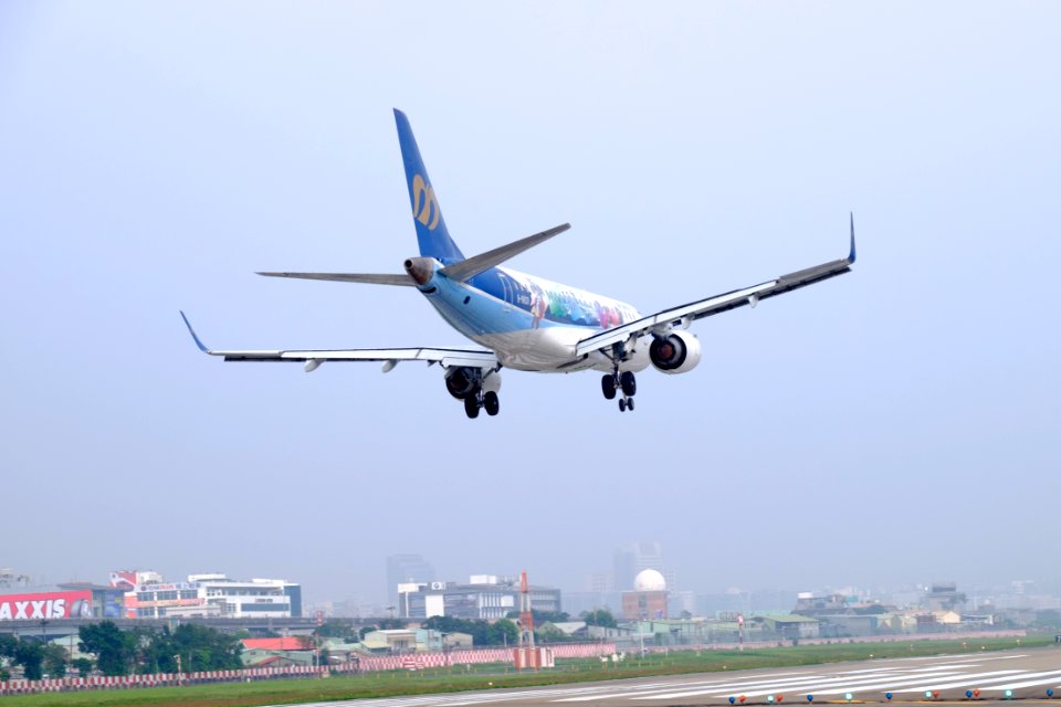 Mandarin Airlines Embraer 190 B-16829 on Final Approaching at Taipei Songshan Airport 20160229c