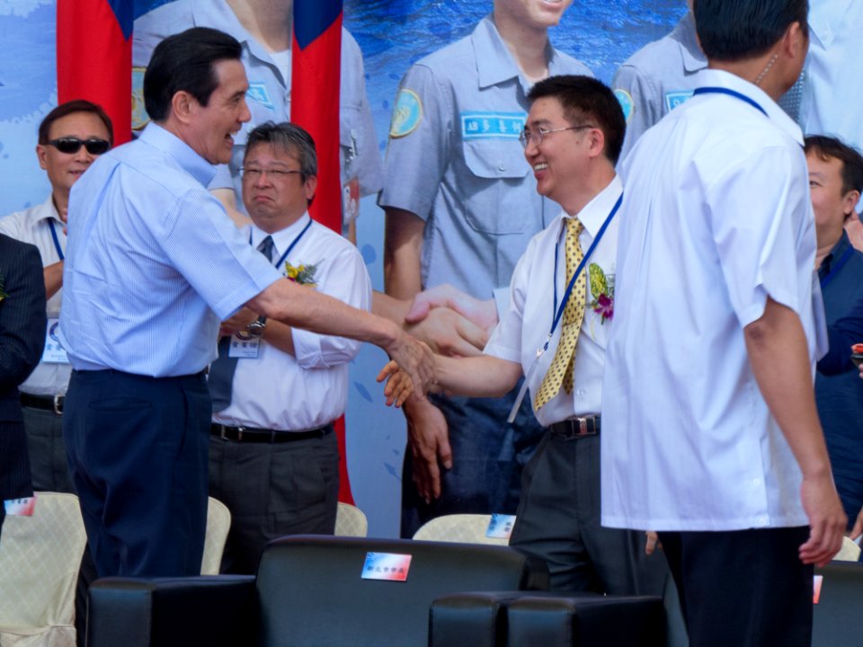 Prisdent Ma Handshaking with Guest in Review Stand of New Taipei City Plaza 20140906