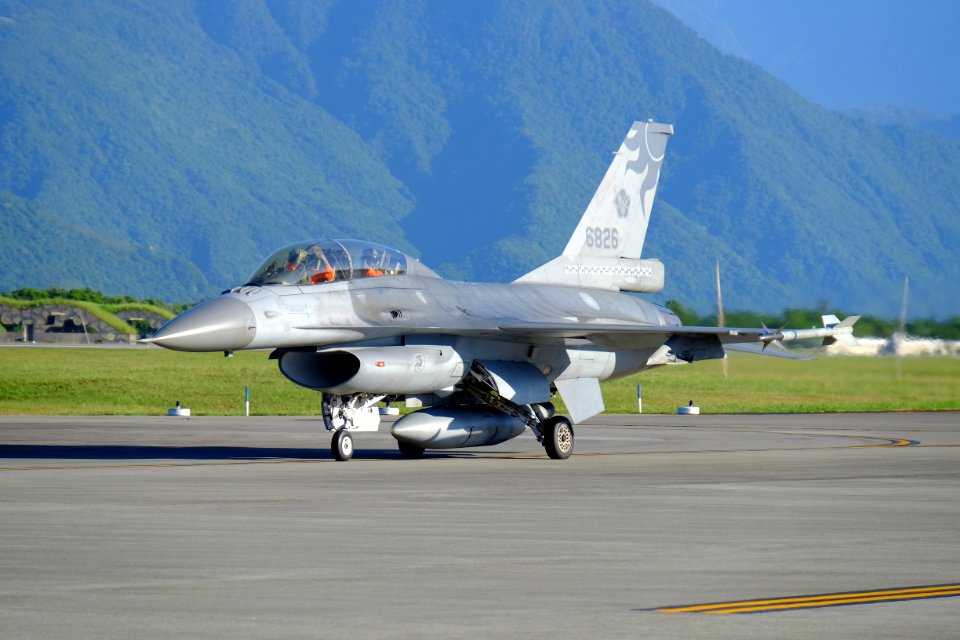 ROCAF F-16B 6826 Taxiing at Hualien Air Force Base 20170923b