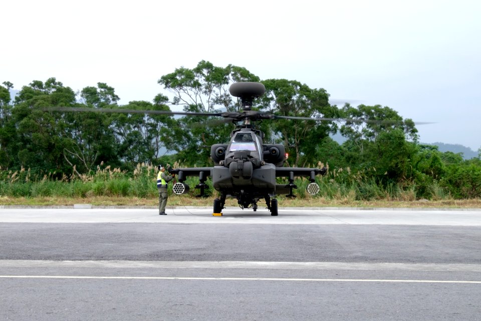 ROCA AH-64E 802 Warming up at Hongchailin Camp 20161224a