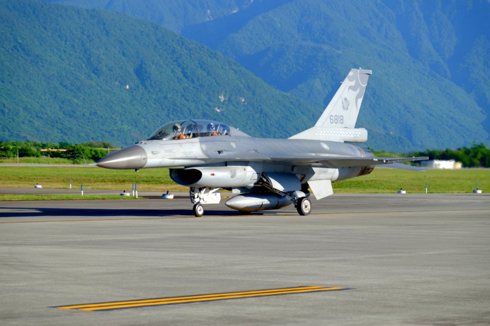 ROCAF F-16B 6818 Taxiing at Hualien Air Force Base 20170923a