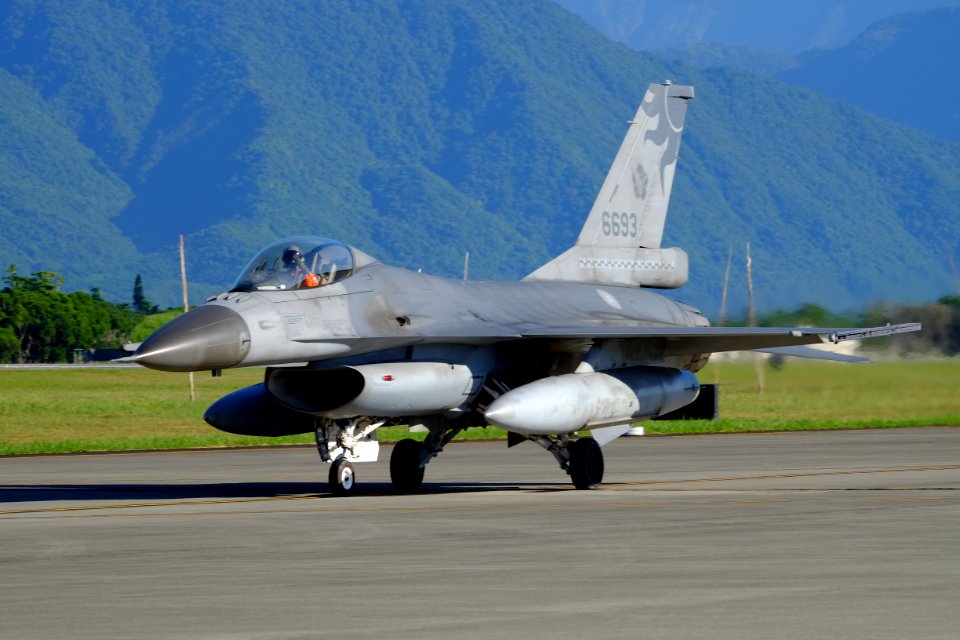 ROCAF F-16A 6693 Taxiing at Hualien Air Force Base 20170923c