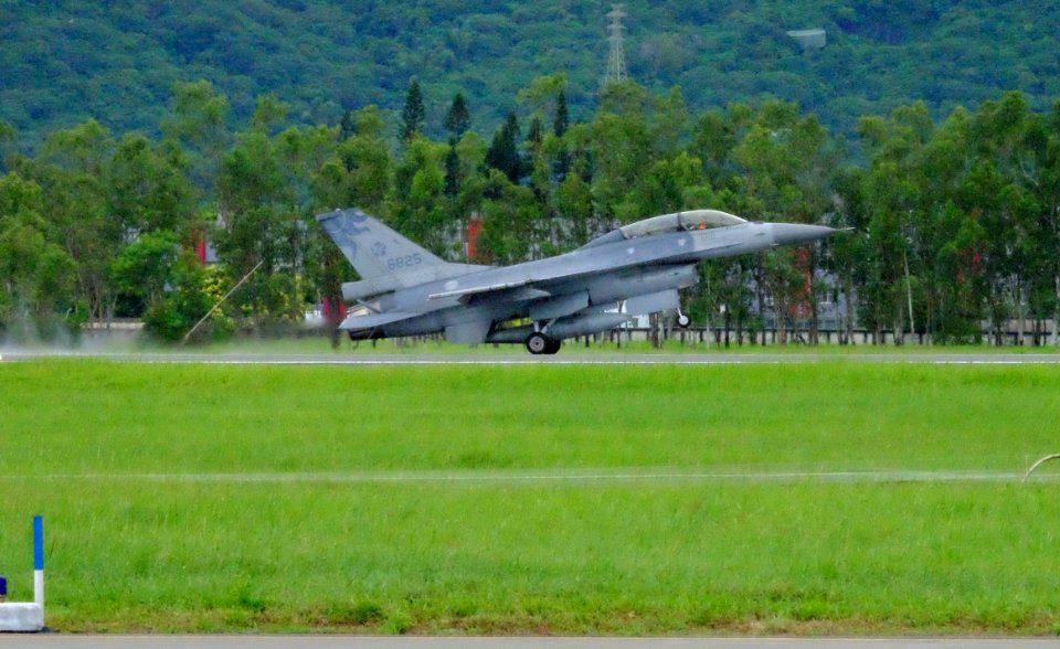 ROCAF F-16B 6825 Taxiing at Hualien Air Force Base Runway 20160813b