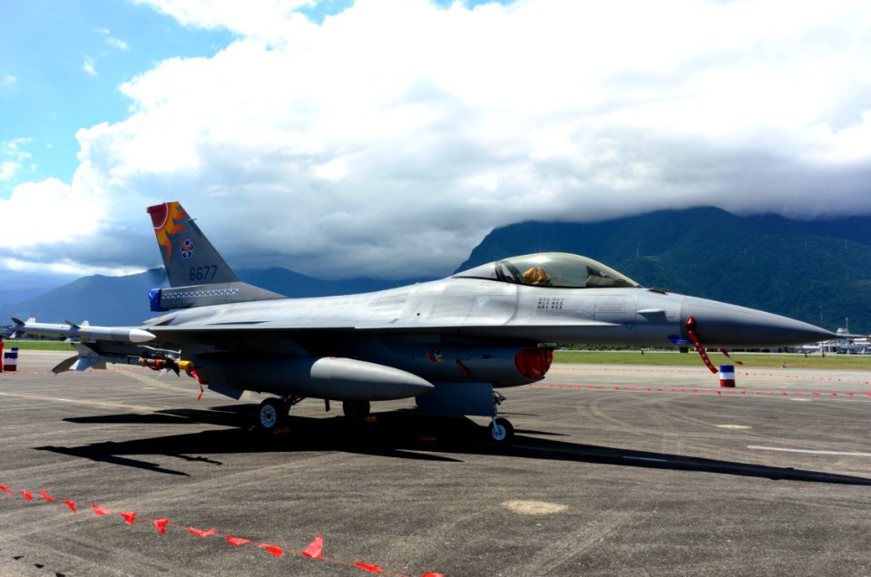 ROCAF F-16A 6677 Display at Hualien AFB Apron 20170923Na