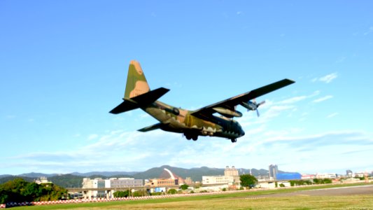 ROCAF C-130H 1307 on Final Approaching at Songshan Air Force Base 20151222b