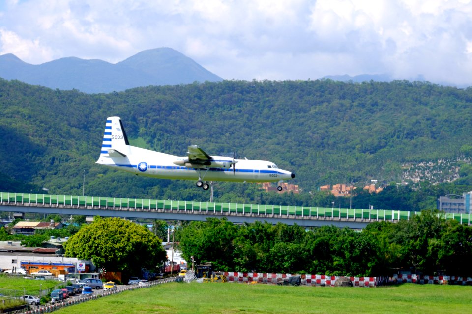 ROCAF Fokker 50 5003 on Final Approaching at Songshan Air Force Base 20150908b