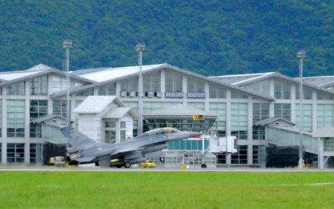 ROCAF F-16B 6825 Taxiing at Hualien Air Force Base Runway 20160813c