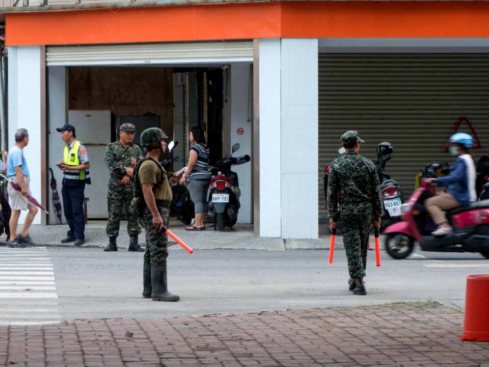 ROC Marines and Police Control Traffic in Fude 3rd Road 20140811