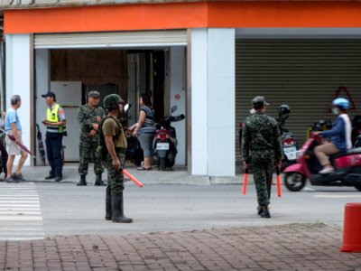 ROC Marines and Police Control Traffic in Fude 3rd Road 20140811