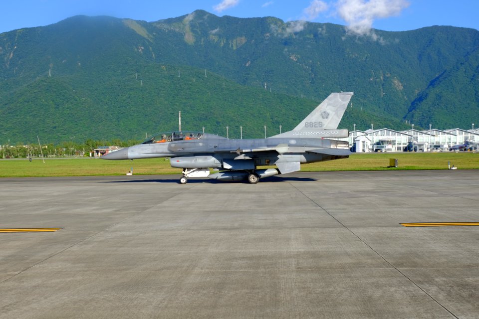 ROCAF F-16B 6826 Taxiing at Hualien Air Force Base 20170923c