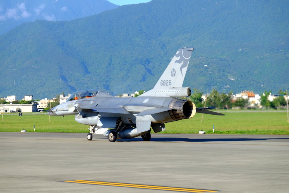 ROCAF F-16B 6826 Taxiing at Hualien Air Force Base 20170923d