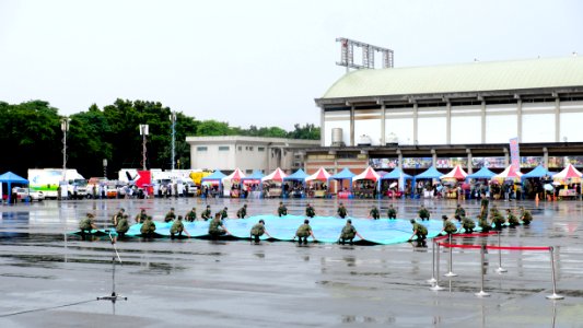 ROCA 302nd Infantry Brigade Soldiers Waving Pads before Move in Rainy Day 20150606