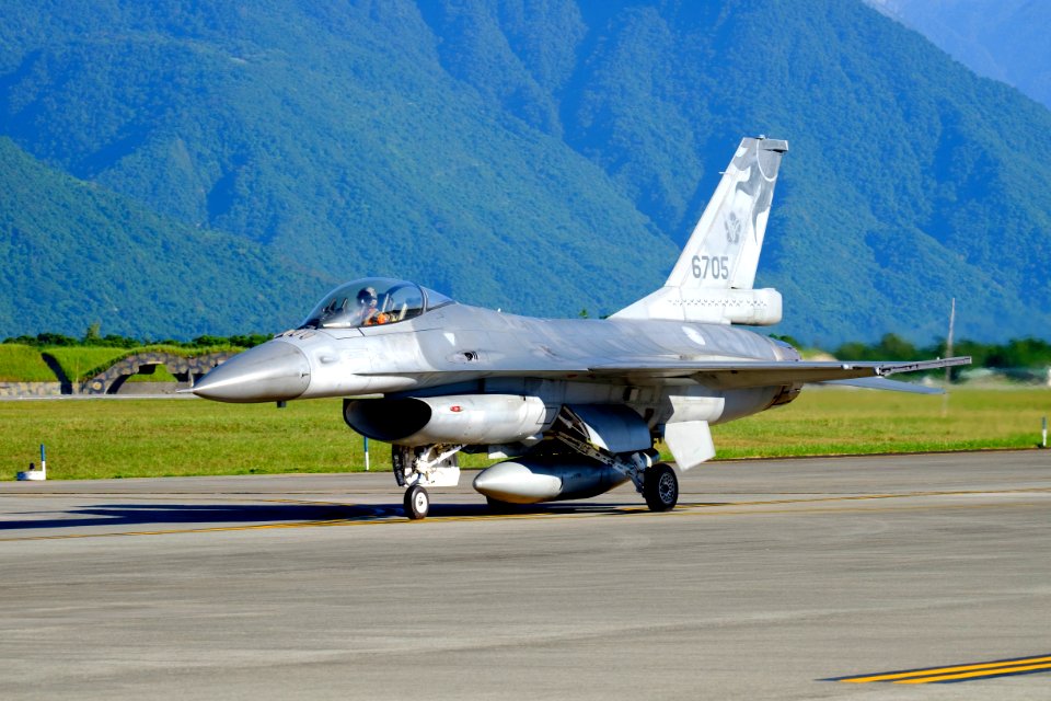 ROCAF F-16A 6705 Taxiing at Hualien Air Force Base 20170923b