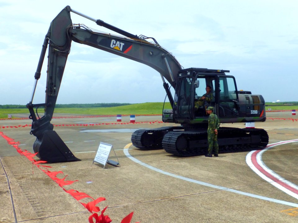ROCA Caterpillar 320D Excavator Display in Chaiyi Air Force Base 20120811a
