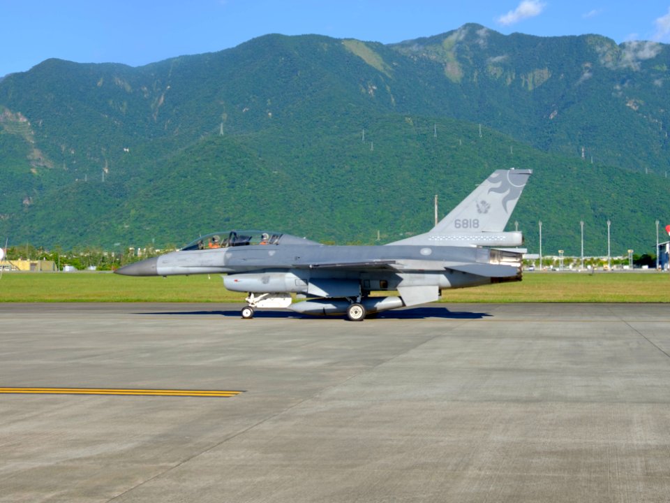 ROCAF F-16B 6818 Taxiing at Hualien Air Force Base 20170923b