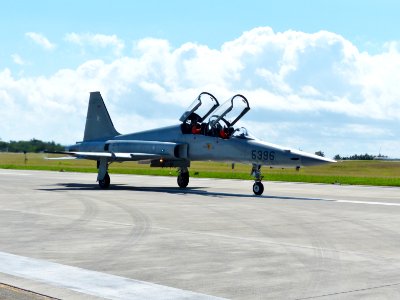 ROCAF F-5F 5396 Taxiing on Chih Hang AFB Runway 20130601b