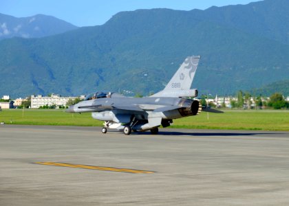 ROCAF F-16B 6818 Taxiing at Hualien Air Force Base 20170923c