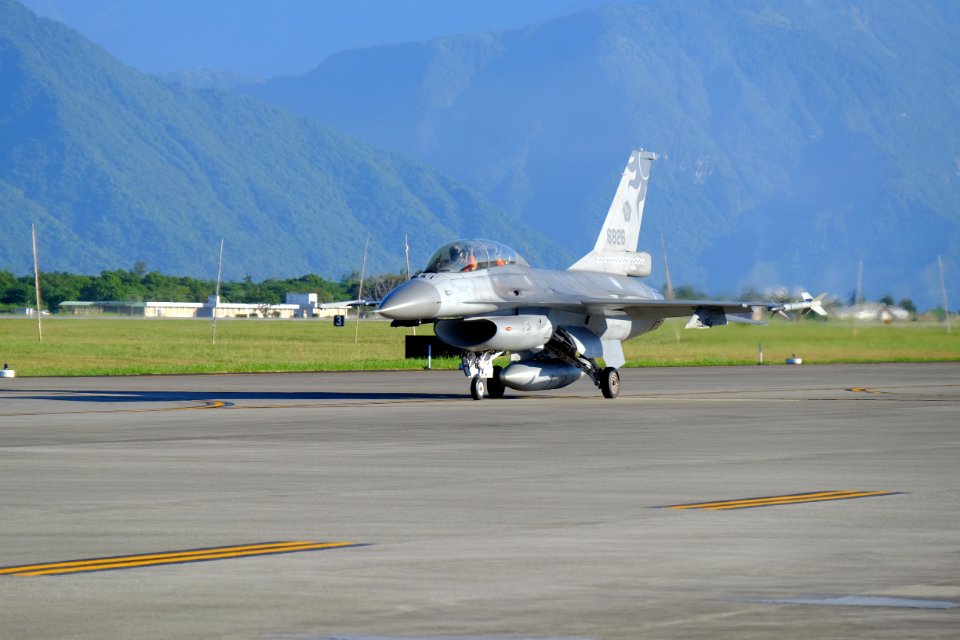 ROCAF F-16B 6826 Taxiing at Hualien Air Force Base 20170923a