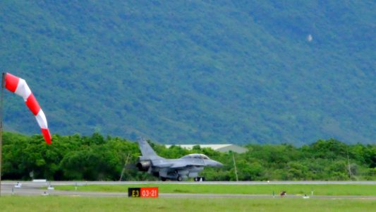 ROCAF F-16B 6825 Taxiing at Hualien Air Force Base Runway 20160813d