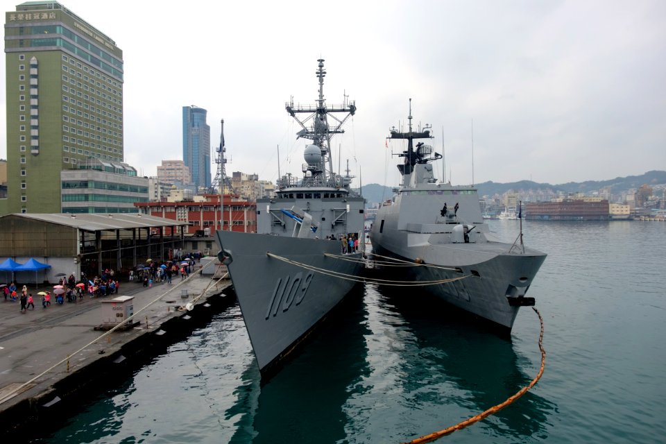 ROCN Chang Chien (PFG2-1109) and Si Ning (PFG-1203) Shipped at Keelung Naval Pier 20170309a