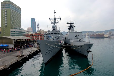 ROCN Chang Chien (PFG2-1109) and Si Ning (PFG-1203) Shipped at Keelung Naval Pier 20170309a
