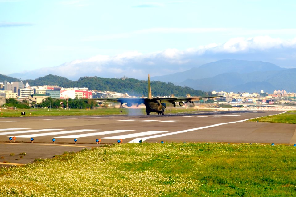 ROCAF C-130H 1307 Landing down Songshan Air Force Base 20151222a