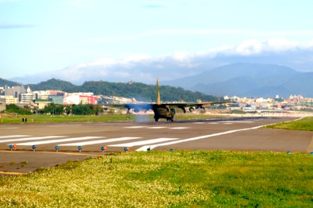 ROCAF C-130H 1307 Landing down Songshan Air Force Base 20151222a