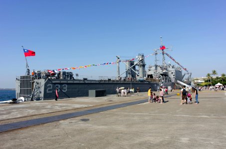 ROCN Chong Ping (LST-233) Shipped in No.6 East Pier, Zuoying Naval Base 20141123b2