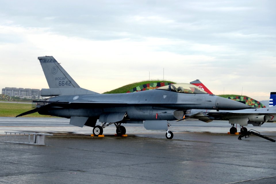 ROCAF F-16A 6642 Parked at Apron of Hsinchu AFB after Flight Demonstration 20151121a