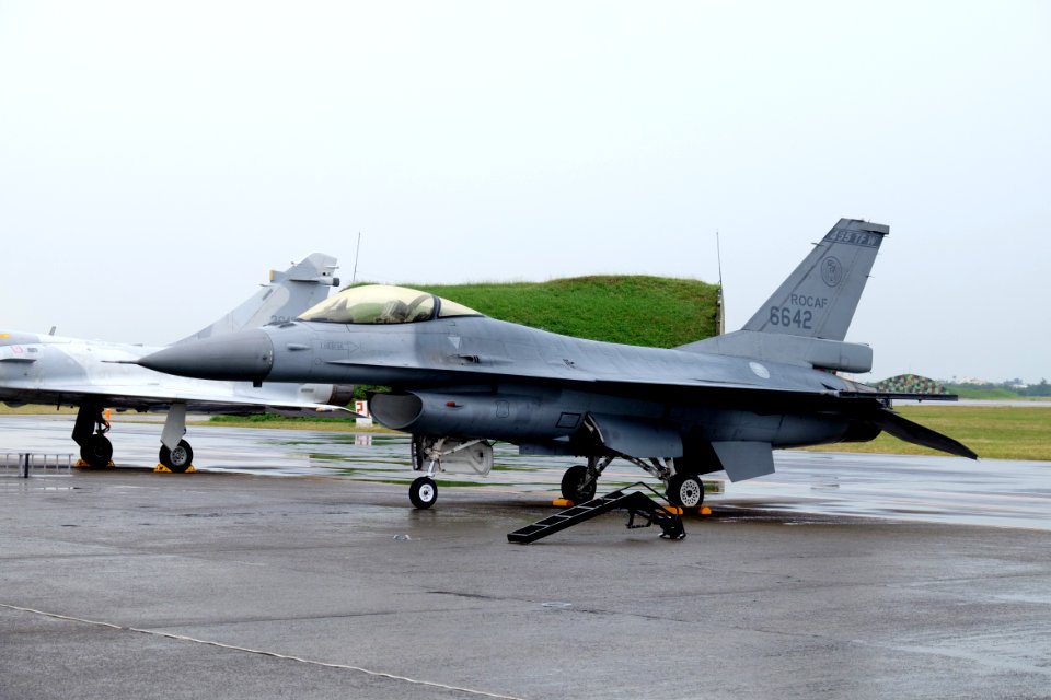 ROCAF F-16A 6642 Parked at Apron of Hsinchu AFB after Flight Demonstration 20151121b